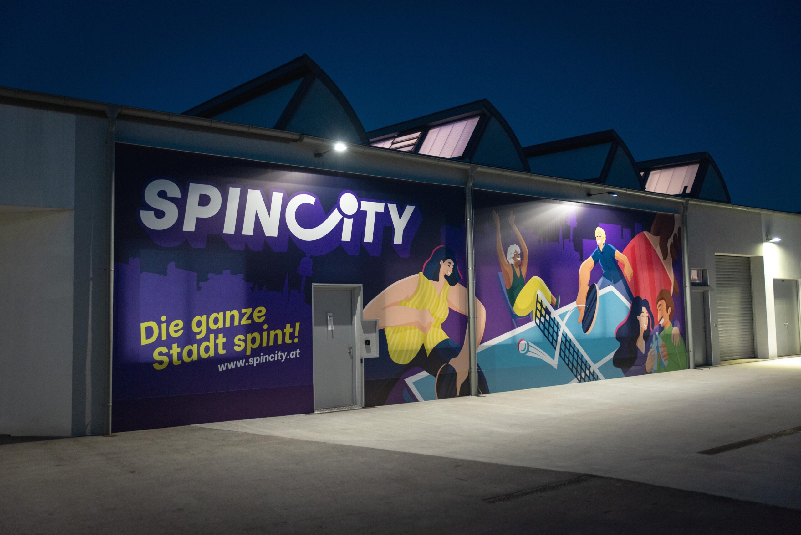 SpinCity Hallenfassade bei Nacht