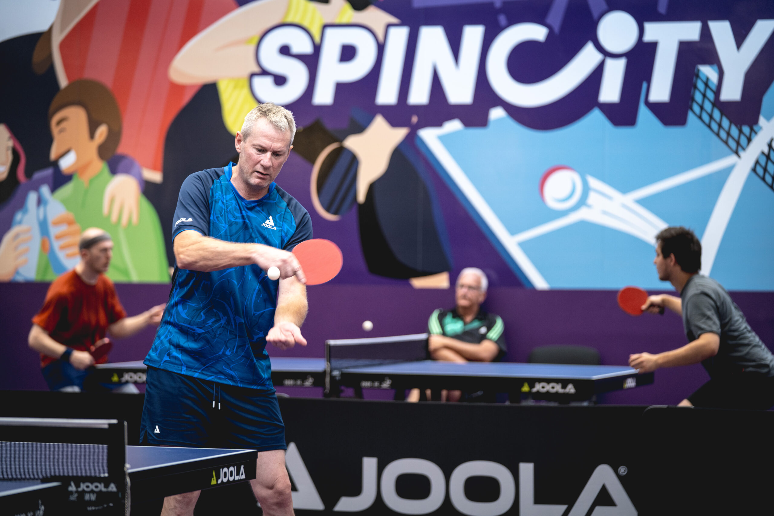 Tischtennisspieler beim Aufschlag