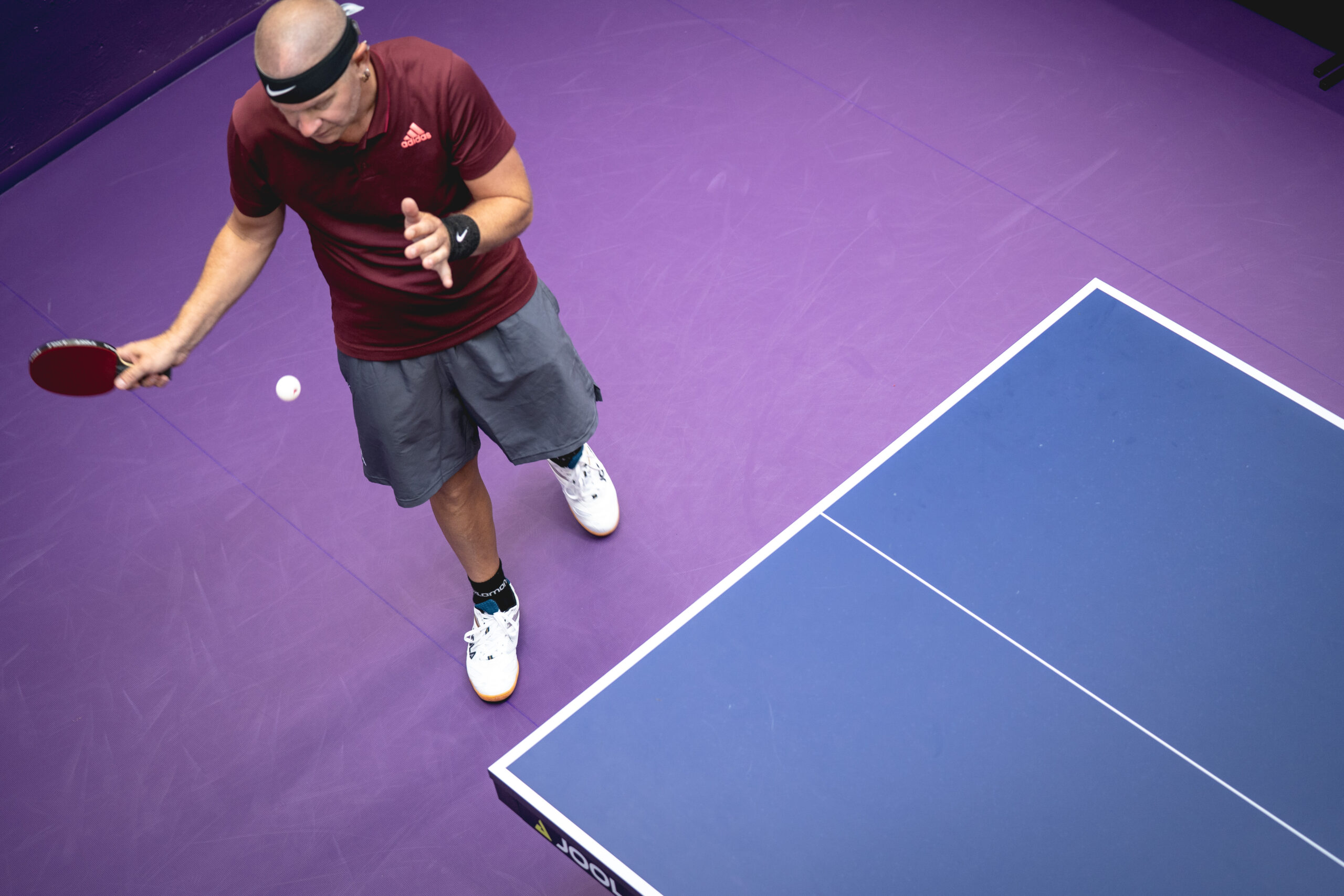 Vogelperspektive auf einen Tischtennisspieler