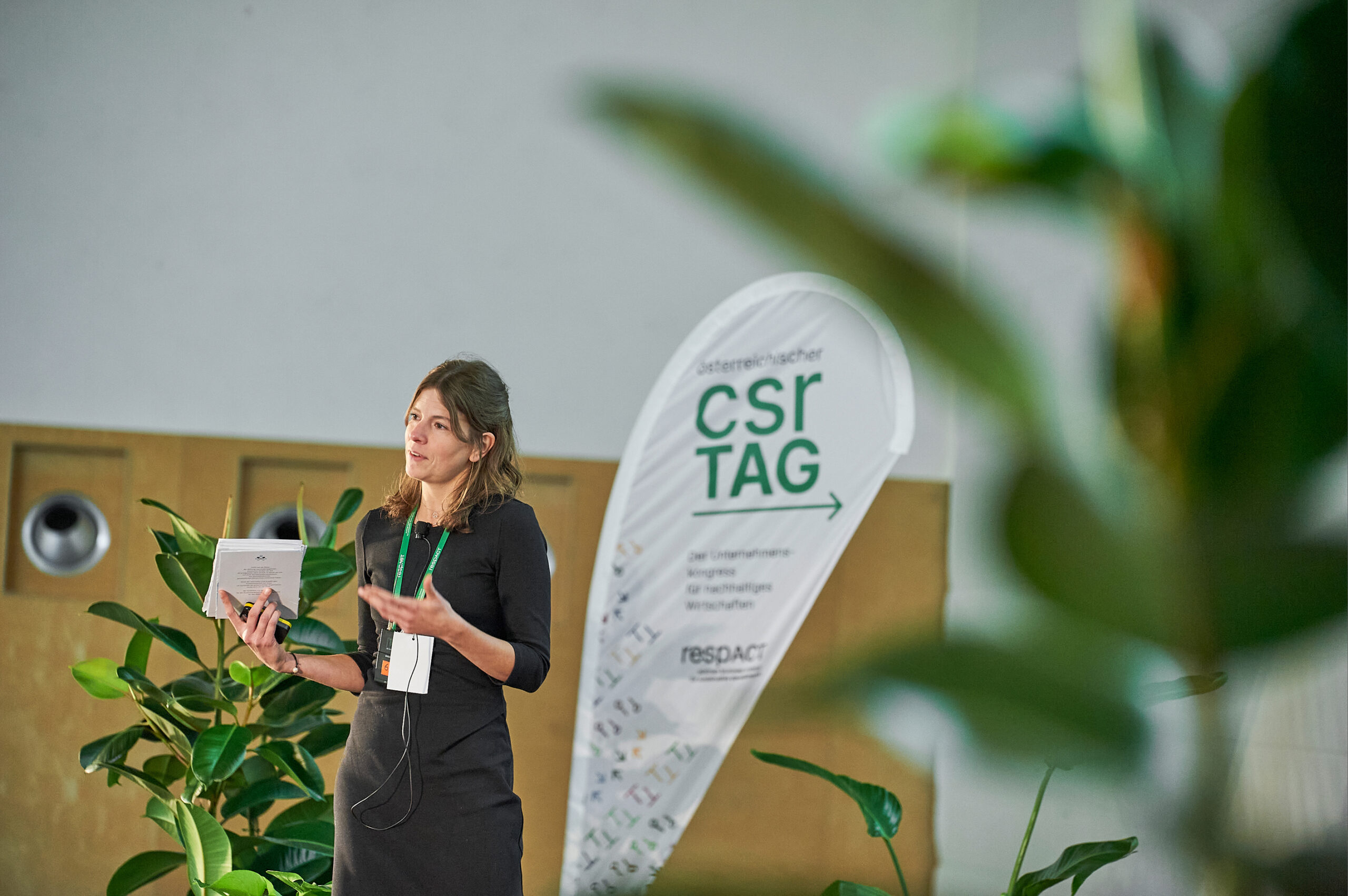 Moderatorin auf einer Bühne des CSR-Tags