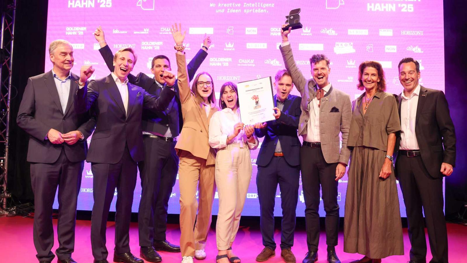 Gebrüder Pixel bejubeln den Goldenen Hahn 2025 auf der Bühne