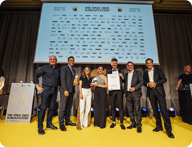 Das Team von Gebrüder Pixel nimmt auf der Bühne den Niederösterreichischen Landeswerbepreis entgegen