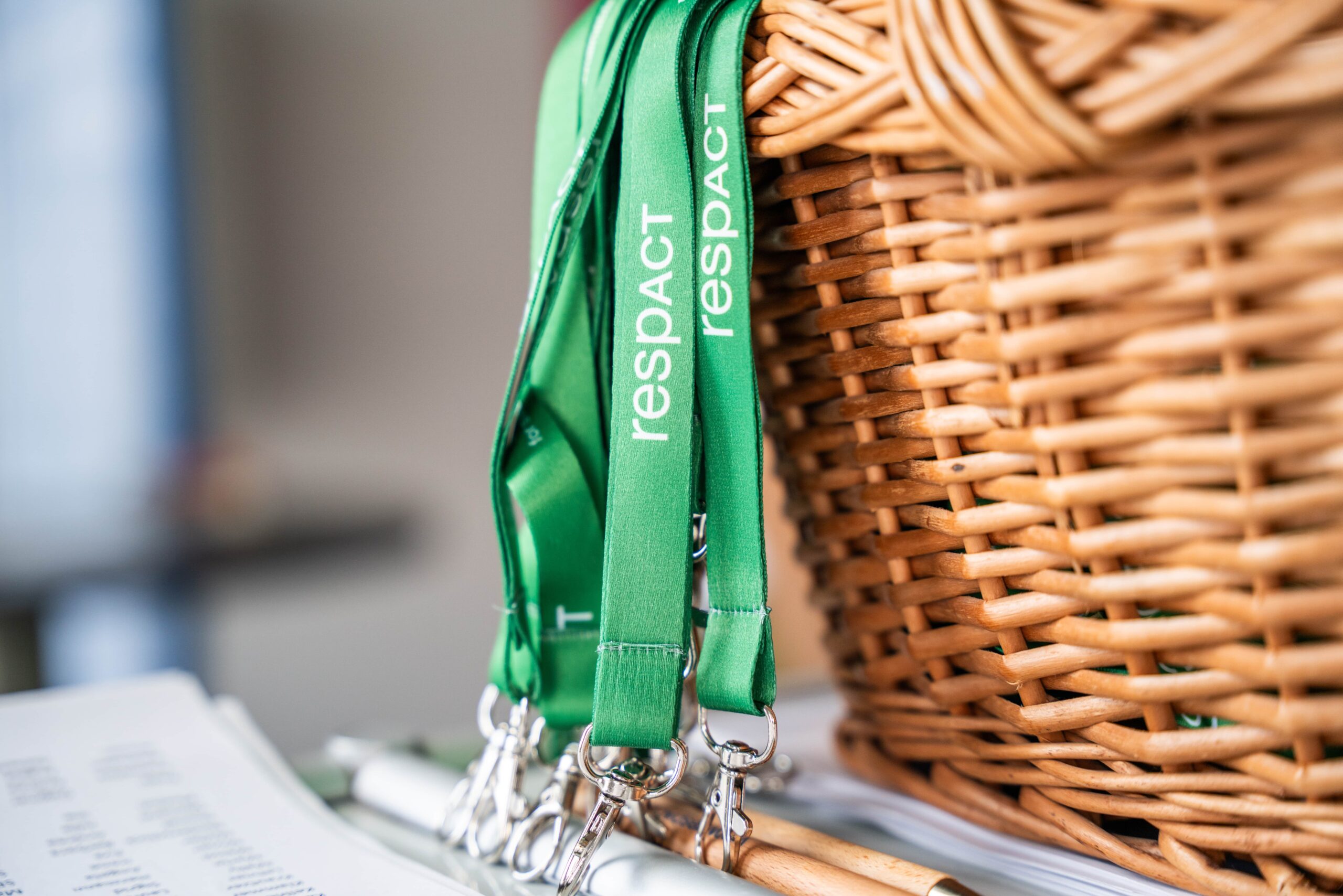 Lanyards hängen aus einem Korb