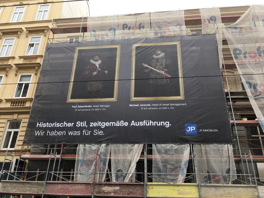 JP Fassadenbanner mit Werbegestaltung