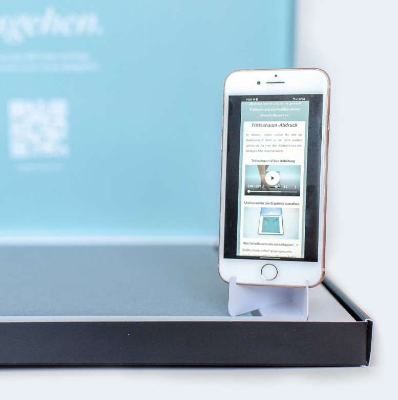 Foto eines Mobiltelefons mit der fyss Website