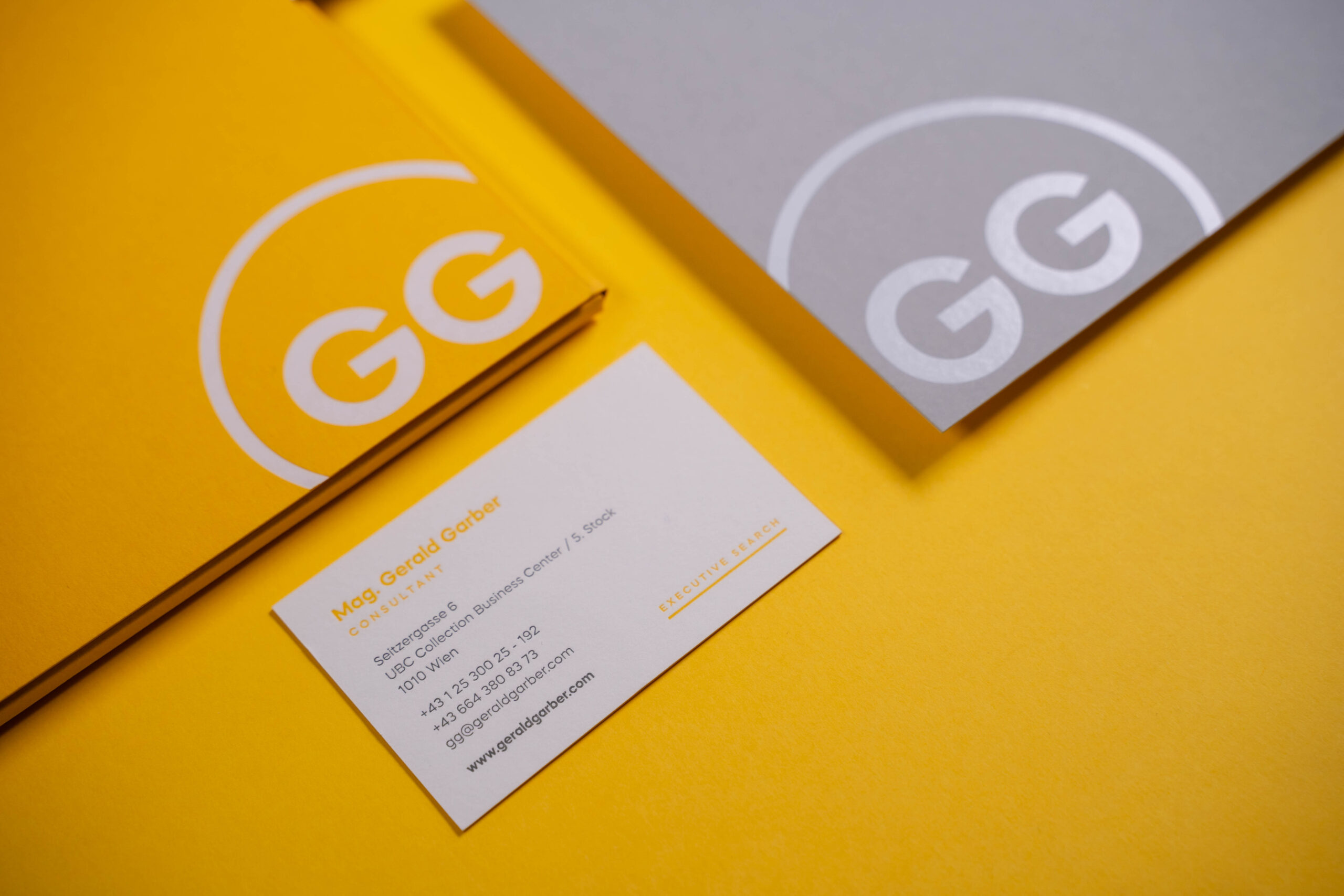 Nahaufnahme einer Visitenkarte und anderer Drucksorten