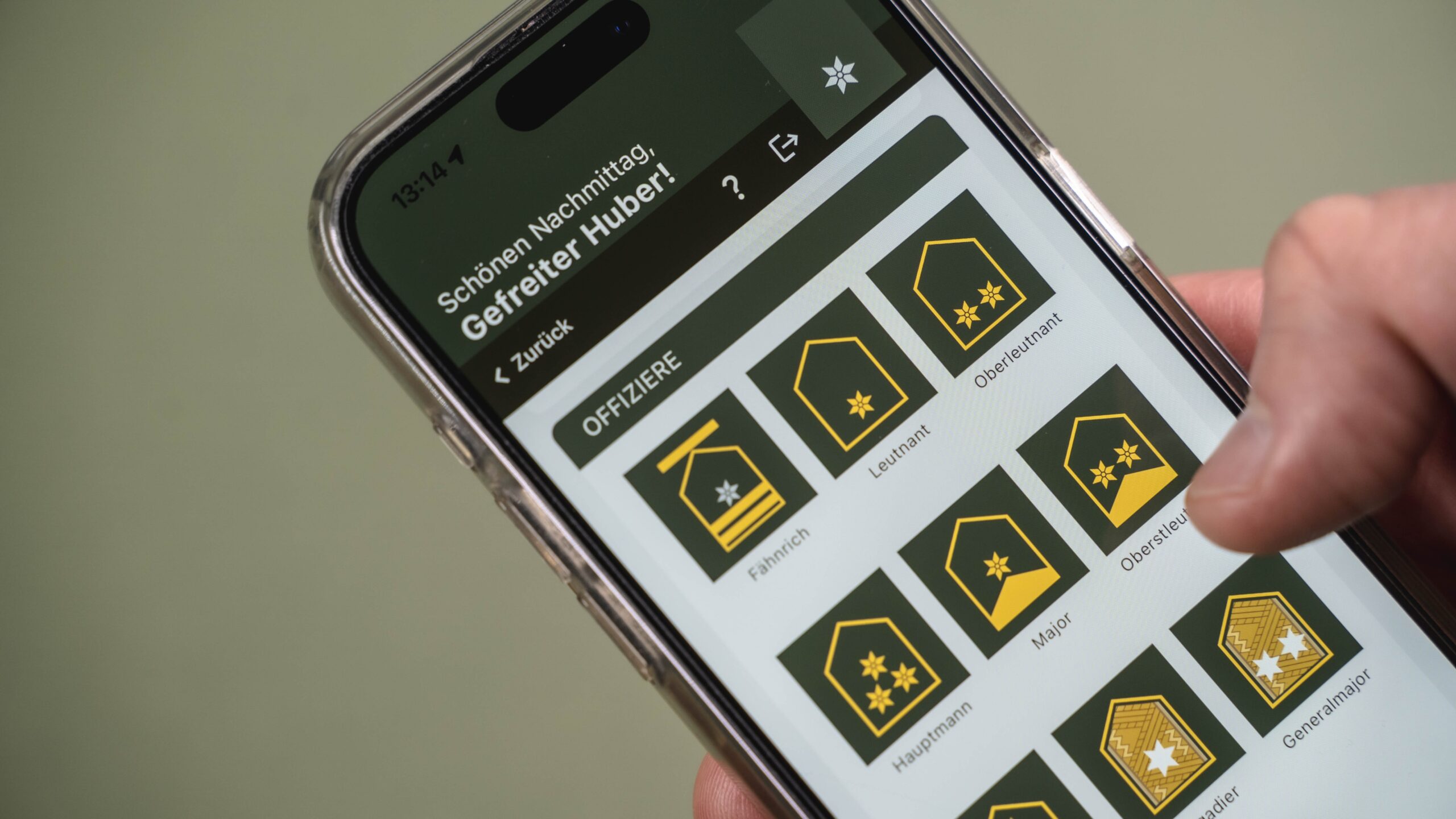 Nahansicht des Dienstgradequiz in der Hand einer Person