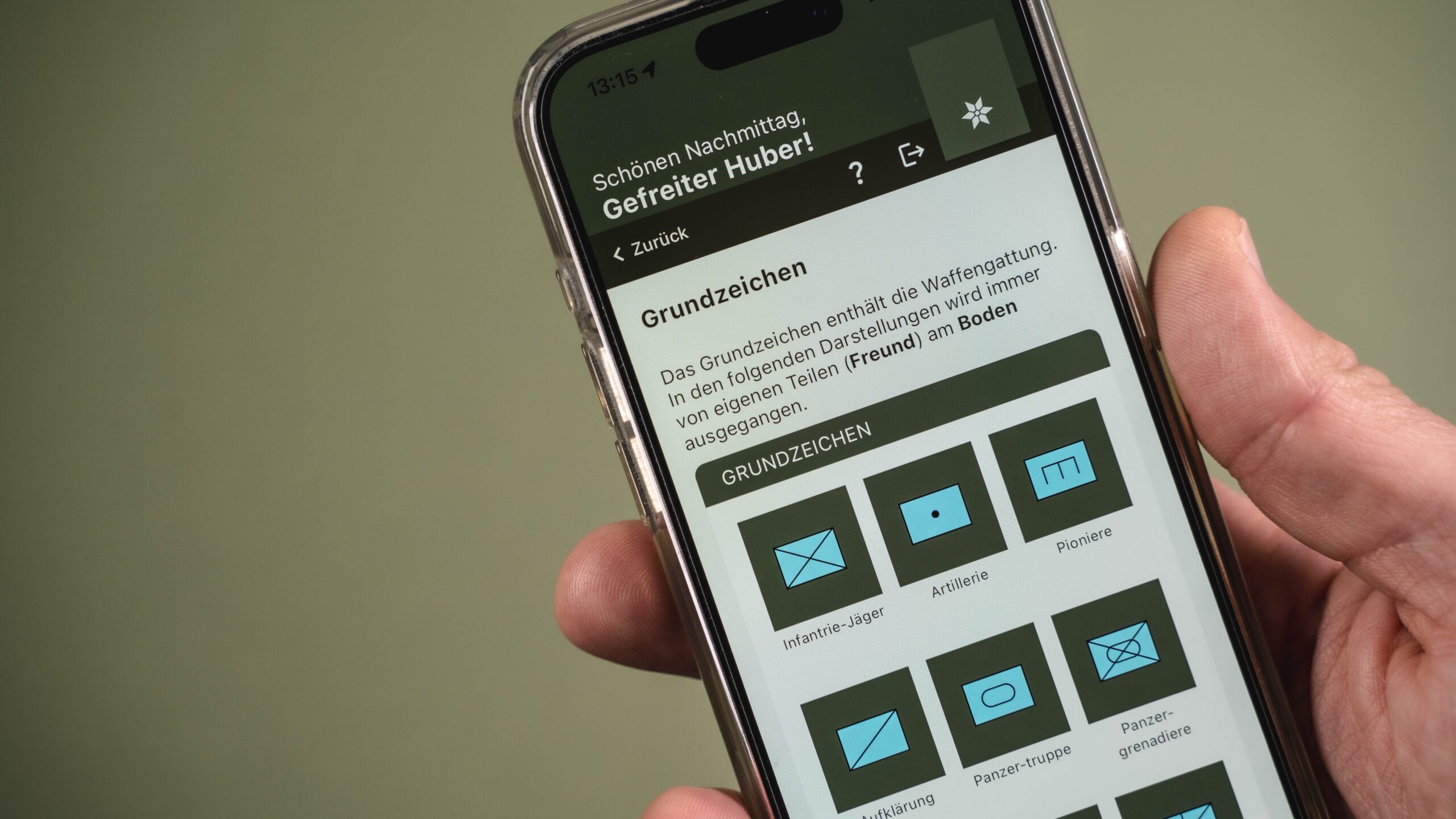 Nahansicht der Grundzeichen in der Hand einer Person