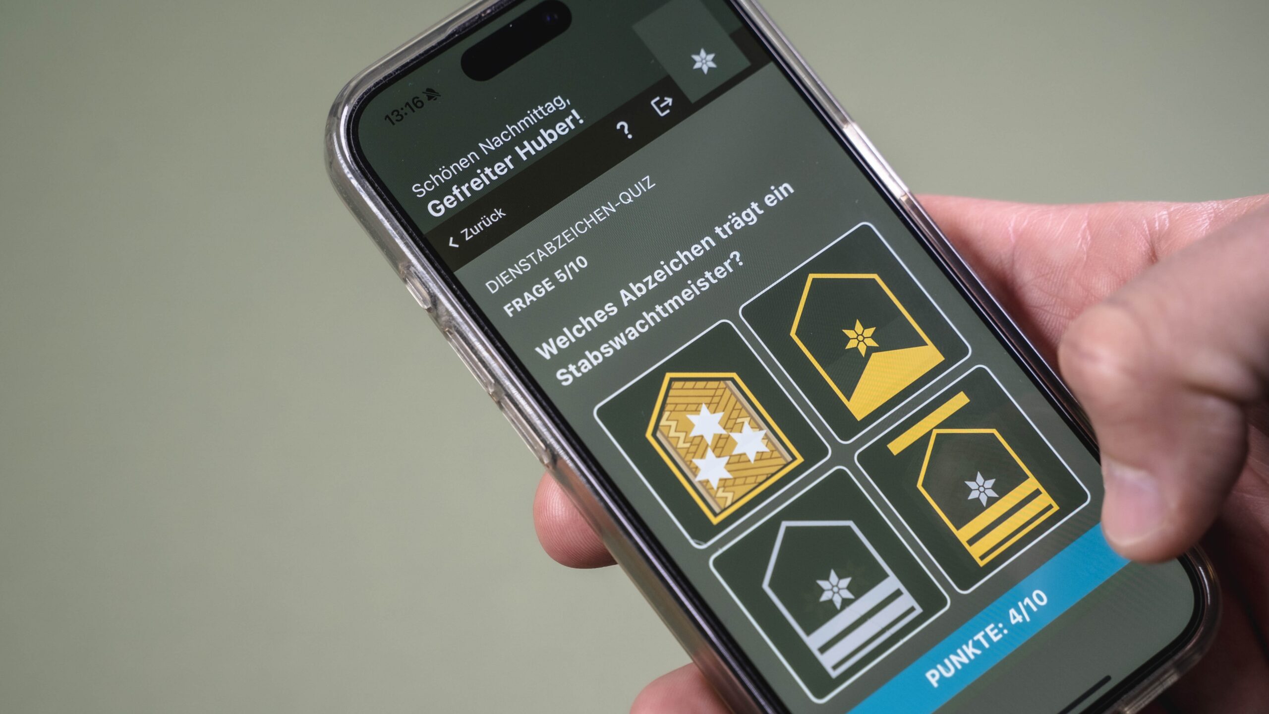 Nahansicht des Dienstgradequiz in der Hand einer Person