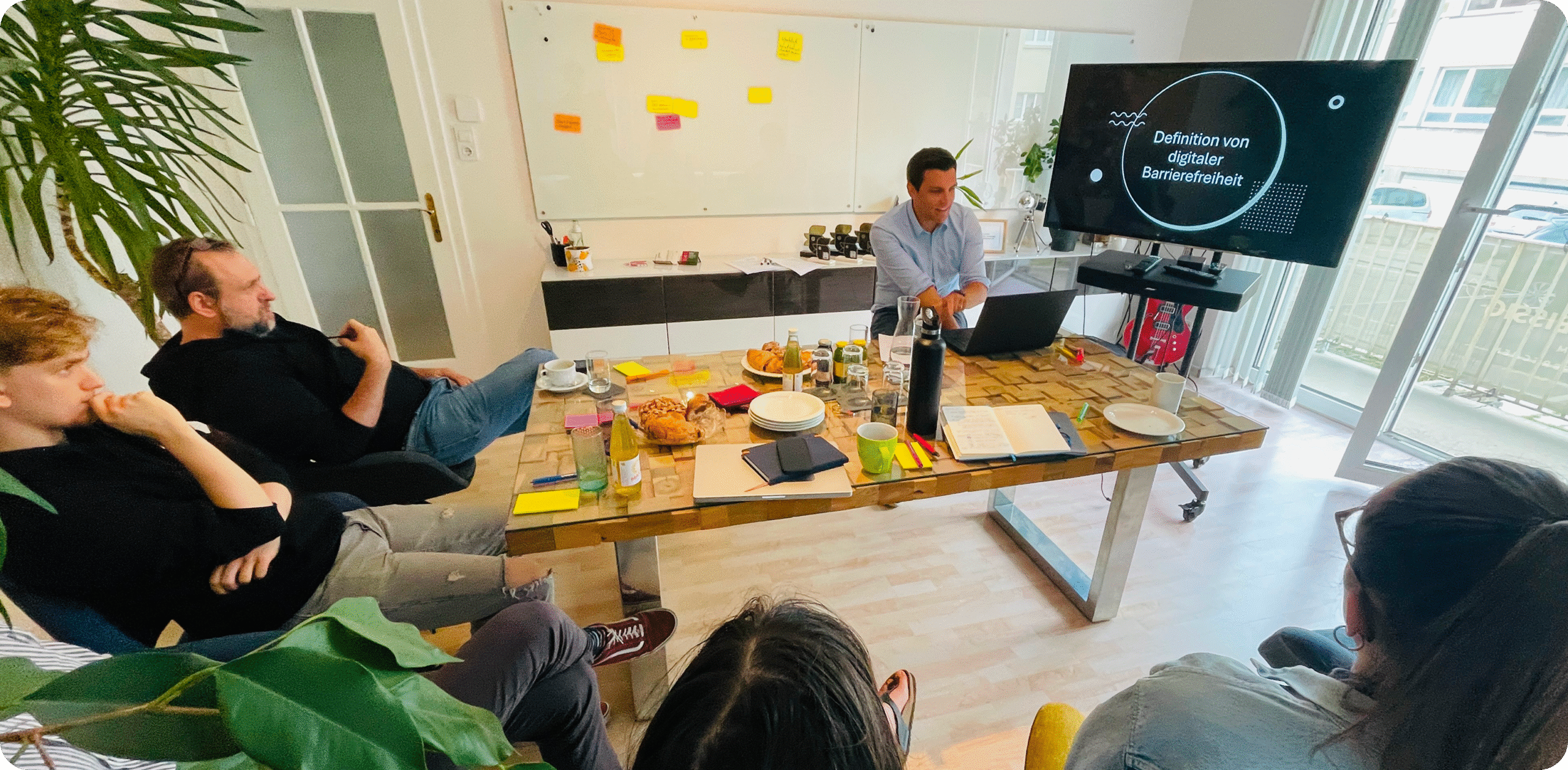 Mitarbeiterinnen der Gebrüder Pixel sitzen vor einem Bildschirm und erstellen ein barrierefreies PDF