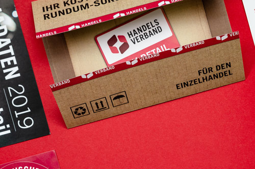Nahaufname eines KMU-Retail Briefs in Packet-Design