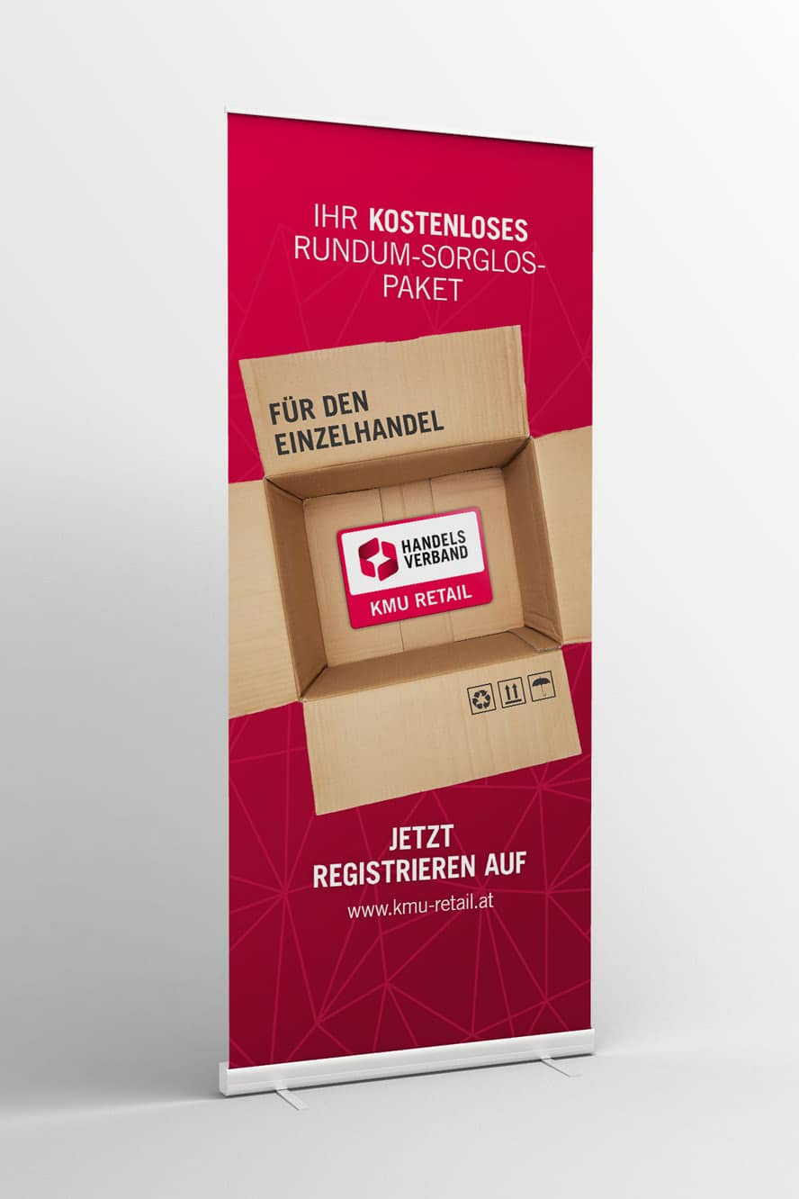 Rollup mit großflächiger KMU-Retail Grafik