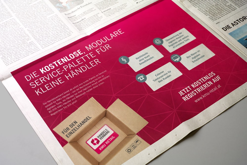 Nahaufnahme einer großflächigen Anzeige von KMU Retail in einer Zeitung