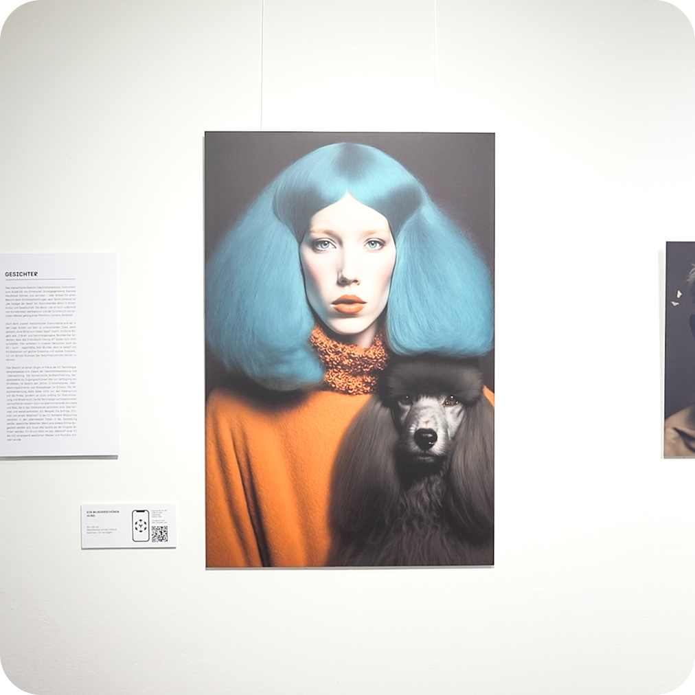 Foto von der Ausstellung "Die Künstlerische Intelligenz", zu sehen ist ein KI-generiertes Bild auf Leinwand