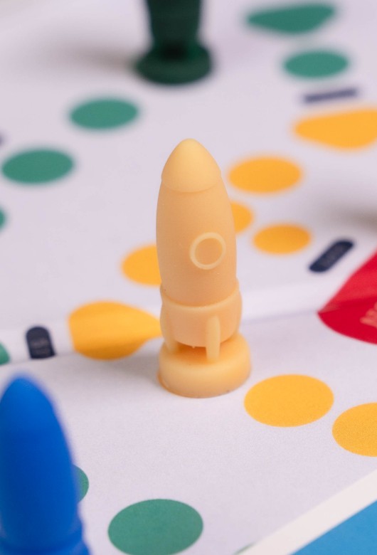 Nahaufnahme einer Spielfigur im Design einer Rackete