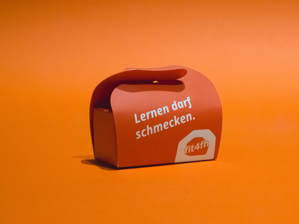 Box für Süßigkeiten mit der Aufschrift "Lernen darf schmecken!"